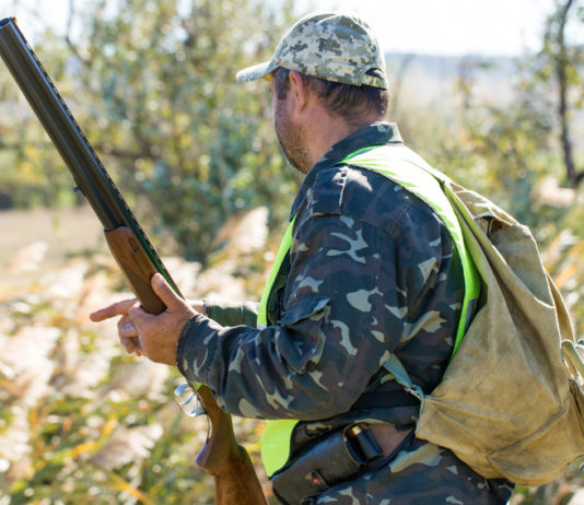Eletto il nuovo presidente nazionale Arcicaccia cacciatore di spalle con fucile sovrapposto in mano: eletto il nuovo presidente nazionale Arcicaccia