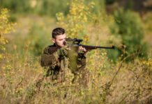 Come utilizzare l’ottica da caccia, ecco il corso di Conarmi come utilizzare l'ottica da caccia, cacciatore con carabina prende la mira
