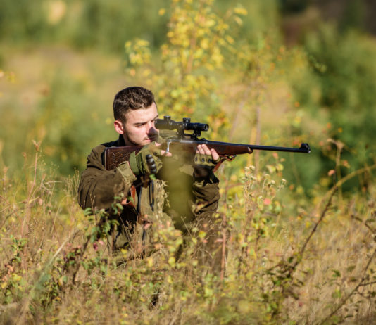 Come utilizzare l’ottica da caccia, ecco il corso di Conarmi come utilizzare l'ottica da caccia, cacciatore con carabina prende la mira