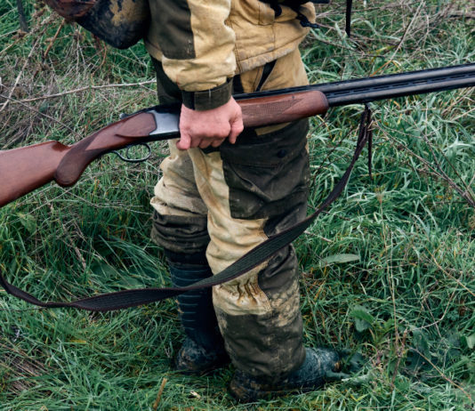 Elezioni europee, pubblicato il manifesto del mondo venatorio cacciatore con fucile nella mano destra, manifesto della cabina di regia del mondo venatorio per le elezioni europee