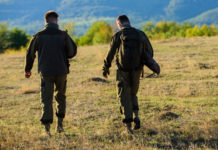 Statistiche sulla caccia, il caso dell’Emilia Romagna statistiche sulla caccia emilia romagna, due cacciatori di spalle