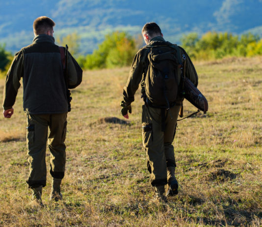 Statistiche sulla caccia, il caso dell’Emilia Romagna statistiche sulla caccia emilia romagna, due cacciatori di spalle