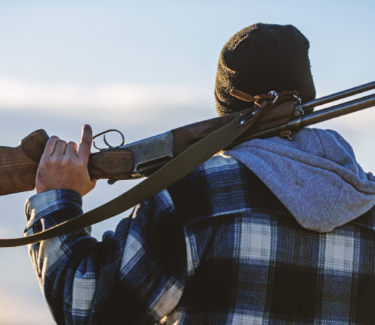 Riforma della legge sulla caccia, Federcaccia apre a proposta Cia cacciatore di spalle con carabina, Riforma della legge sulla caccia, Federcaccia apre a proposta Cia