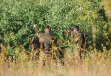 Cacciatori nei fondi privati, la posizione di Federcaccia due cacciatori nei fondi privati, di spalle