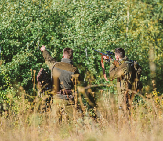 Cacciatori nei fondi privati, la posizione di Federcaccia due cacciatori nei fondi privati, di spalle