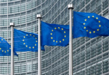 Verso le elezioni europee: Face incontra il commissario uscente elezioni europee: bandiere all'esterno del palazzo che ospita la commissione europea a Bruxelles