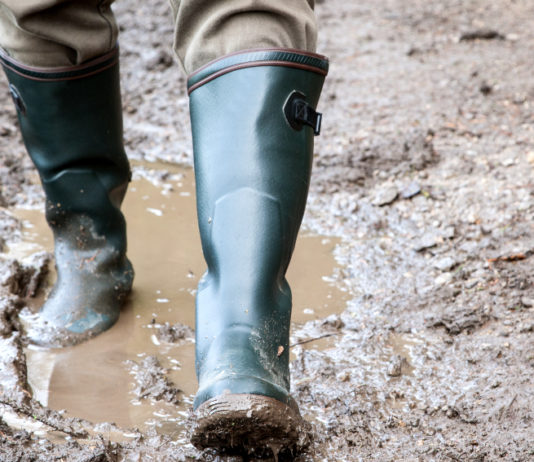 Comunicato il numero dei cacciatori in Campania cacciatori in campania: stivali da caccia nel fango