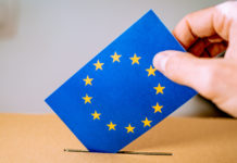 Elezioni europee, Fiocchi: grazie ai cacciatori elezioni europee, mano imbuca scheda con bandiera europa in urna