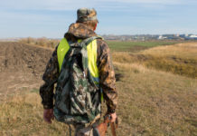 Approvato il calendario venatorio del Piemonte Approvato il calendario venatorio del Piemonte: cacciatore di spalle con cane