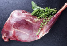 Filiera della carne di selvaggina, annunciato 1° congresso nazionale Filiera della carne di selvaggina: coscio di cervo crudo con erbe