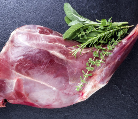 Filiera della carne di selvaggina, annunciato 1° congresso nazionale Filiera della carne di selvaggina: coscio di cervo crudo con erbe