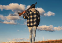 Spari vicino alle case, Arcicaccia prepara una direttiva spari vicino alle case: cacciatore con fucile sulle spalle