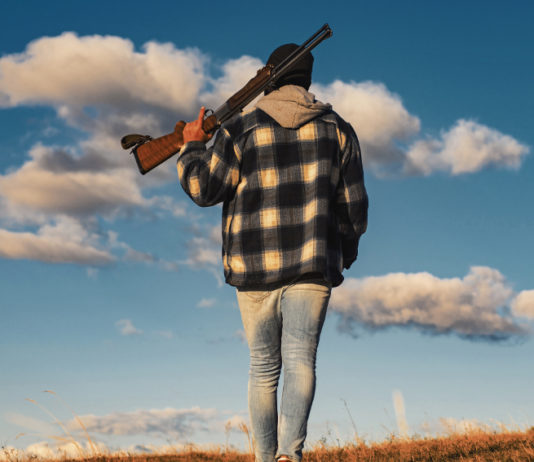 Spari vicino alle case, Arcicaccia prepara una direttiva spari vicino alle case: cacciatore con fucile sulle spalle