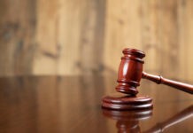 Assistenza legale per i cacciatori, l’iniziativa della CCT Assistenza legale per i cacciatori: martello del giudice su tavolo di legno