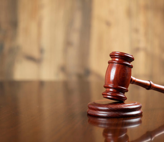 Assistenza legale per i cacciatori, l’iniziativa della CCT Assistenza legale per i cacciatori: martello del giudice su tavolo di legno