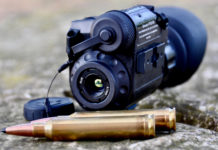 Flir Breach, il test del piccolo grande visore termico il test del visore termico Flir Breach, appoggiato accanto a due munizioni