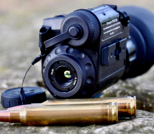 Flir Breach, il test del piccolo grande visore termico il test del visore termico Flir Breach, appoggiato accanto a due munizioni