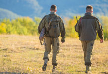 Sospesa la caccia in Puglia sospesa la caccia in Puglia: due cacciatori di spalle