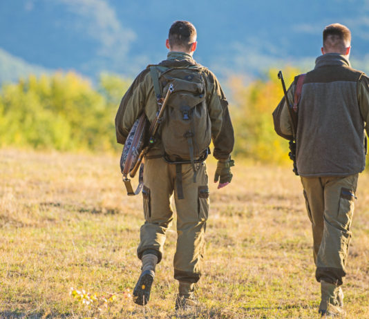 Sospesa la caccia in Puglia sospesa la caccia in Puglia: due cacciatori di spalle