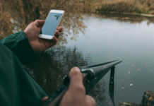 Tesserino venatorio digitale, primi passi in Emilia Romagna cacciatore aggiorna tesserino venatorio digitale tenendo lo smartphone nella mano sinistra