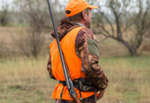 Assicurazione venatoria: proposta modifica dei massimali assicurazione venatoria: calciatore in alta visibilità con fucile a tracolla