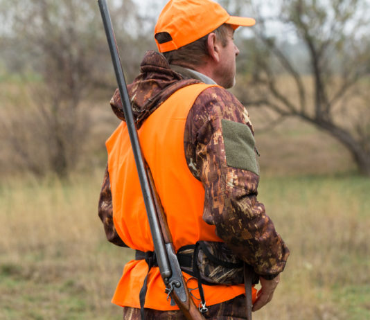 Assicurazione venatoria: proposta modifica dei massimali assicurazione venatoria: calciatore in alta visibilità con fucile a tracolla