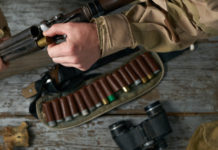 Legge sulle armi, l’iniziativa di Federcaccia legge sulle armi: cacciatore prepara fucile e munizioni