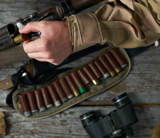 Legge sulle armi, l’iniziativa di Federcaccia legge sulle armi: cacciatore prepara fucile e munizioni