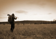 Nuova politica agricola europea: la posizione dei cacciatori nuova politica agricola europea: cacciatore con zaino e fucile in spalla in paesaggio nordico