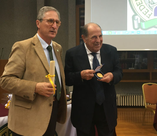 Assemblea nazionale Federcaccia: ecco temi e prospettive assemblea nazionale federaccia: il presidente nazionale Massimo Buconi premia Bruno Modugno col riconoscimento di Cacciatore gentiluomo