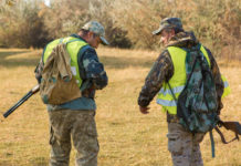 Definita la commissione cultura di Federcaccia Definita la commissione cultura di Federcaccia: due cacciatori in alta visibilità, di spalle
