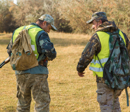 Definita la commissione cultura di Federcaccia Definita la commissione cultura di Federcaccia: due cacciatori in alta visibilità, di spalle
