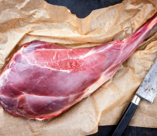 Filiera della selvaggina, convegno a Pescara filiera della selvaggina: carne di selvaggina con coltello