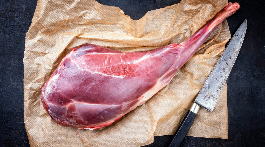 filiera della selvaggina: carne di selvaggina con coltello