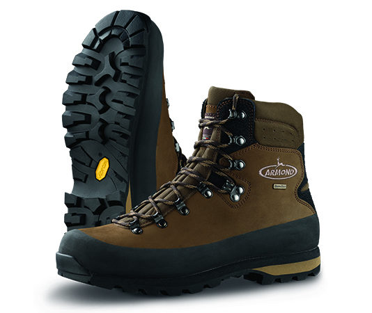 Armond Comelico 1250, lo scarpone da caccia con tomaia in anfibio nabukato Armond Comelico 1250, lo scarpone da caccia con tomaia in anfibio