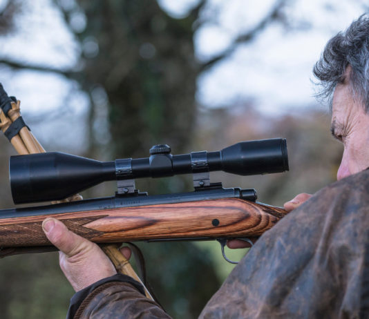 Balistica venatoria e ottiche, il corso di Conarmi balistica venatoria: cacciatore traguarda nell'ottica