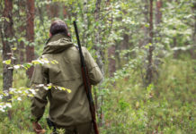 Osservatorio degli habitat naturali in Lombardia: ecco le nomine Osservatorio degli habitat naturali in Lombardia ecco le nomine: cacciatore di spalle nel bosco