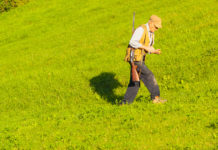 Piano faunistico venatorio delle Marche: commissione dice sì piano faunistico venatorio delle marche: cacciatore con gilet alta visibilità