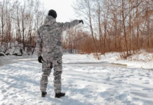 Sport invernali per cacciatori: l’evento in Alto Adige Sport invernali per cacciatori: cacciatore in abiti mimetici di spalle nella neve