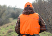 Associazione unica dei cacciatori: Federcaccia e Arcicaccia si parlano Associazione unica dei cacciatori: cacciatore in alta visibilità visto da dietro