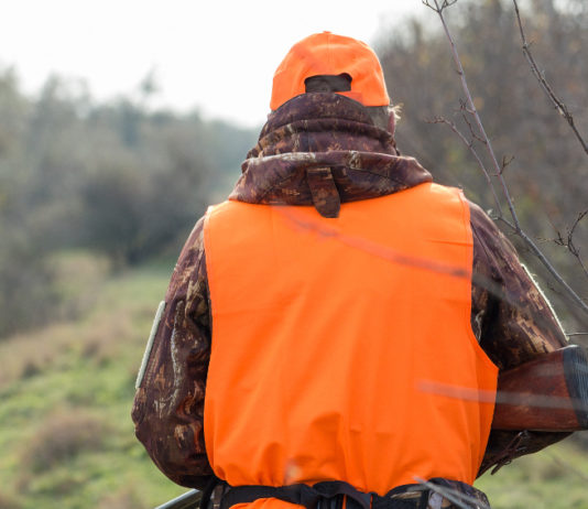 Associazione unica dei cacciatori: Federcaccia e Arcicaccia si parlano Associazione unica dei cacciatori: cacciatore in alta visibilità visto da dietro