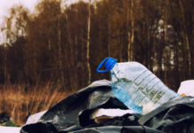 Tutela dell’ambiente: Una lancia “Operazione paladini del territorio” Tutela dell’ambiente: bottiglia di plastica e spazzatura in una foresta