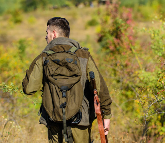 “Possibili effetti negativi sui prossimi calendari venatori”: allarme di CCT su nuove linee guida prossimi calendari venatori: cacciatore di spalle con fucile e zaino