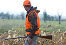 Cacciatori al centro della Giornata mondiale della natura selvatica Cacciatori al centro della Giornata mondiale della natura selvatica: cacciatore in alta visibilità con fucile in mano