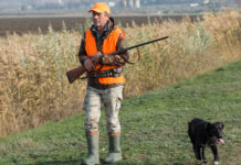 Le scadenze venatorie in Lombardia slitteranno avanti scadenze venatorie in Lombardia: cacciatore in alta visibilità con cane