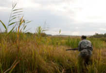 Scadenze venatorie in Toscana, CCT: “Giunta deciderà presto” Scadenze venatorie in Toscana: cacciatore di spalle con fucile
