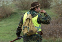 Calendario venatorio della Toscana: le prime anticipazioni di Arcicaccia calendario venatorio della Toscana: cacciatore con gilet alta visibilità, fischietto in bocca e fucile nella mano sinistra