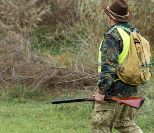 Calendario venatorio dell’Emilia Romagna, Arcicaccia: “In linea con 2019/2020” Calendario venatorio dell’Emilia Romagna: cacciatore con gilet alta visibilità, zaino sulle spalle e fucile nella mano sinistra