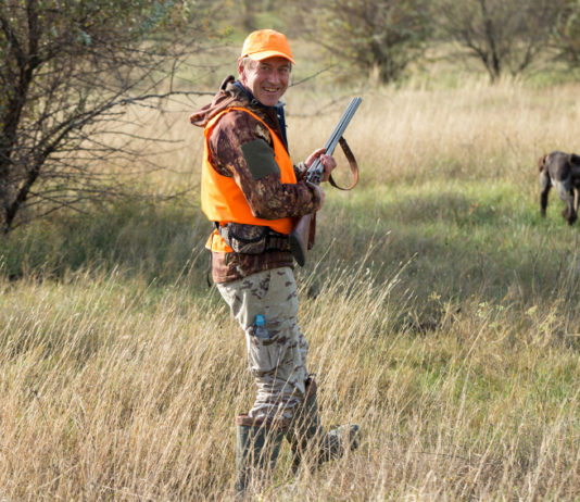 Calendario venatorio dell’Umbria: le proposte di Federcaccia ed Enalcaccia Calendario venatorio dell’Umbria: cacciatore in alta visibilità con cane