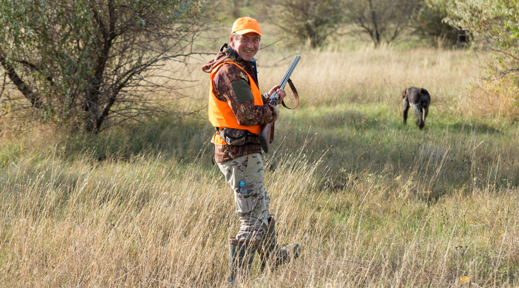 Calendario venatorio dell’Umbria le proposte di Federcaccia ed Enalcaccia Calendario venatorio dell’Umbria: cacciatore in alta visibilità con cane